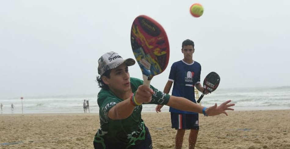 Membro da Seleção juvenil e campeã mundial de Frescobol na semi no Guarujá