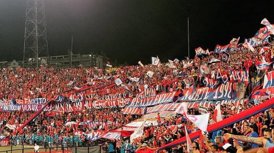 Na Colômbia, torcida atira uma navalha em campo