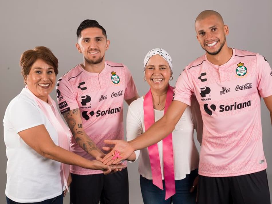 Com zagueiro Dória, time mexicano lança camisa em apoio ao Outubro Rosa
