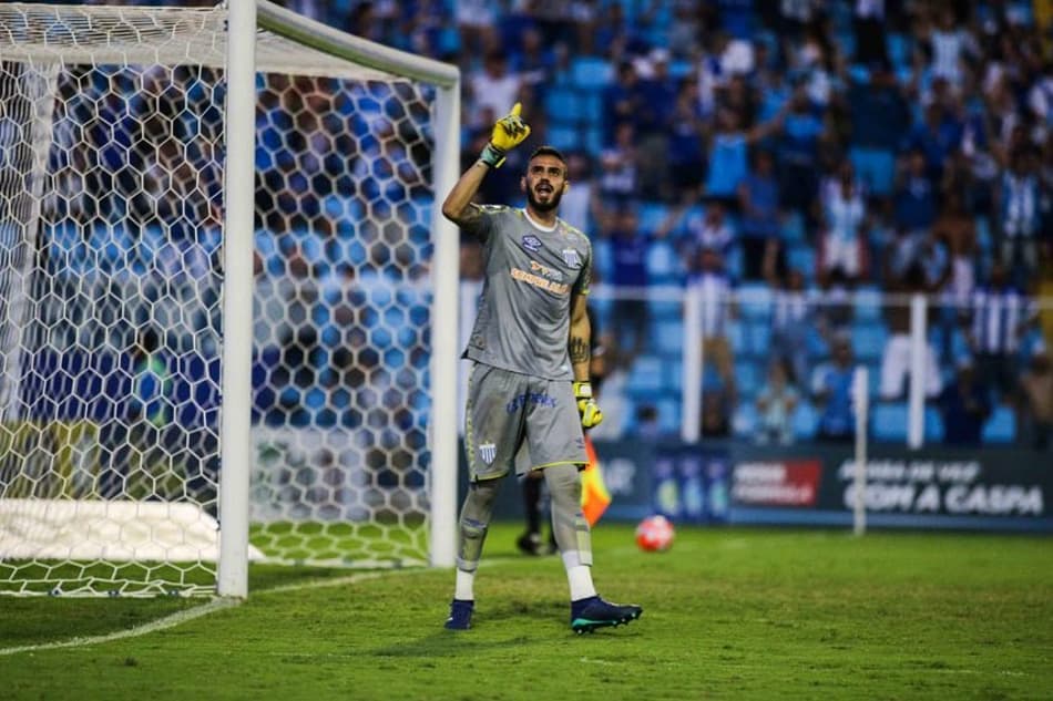 Goleiro Lucas Frigeri renova com o Avaí até 2021