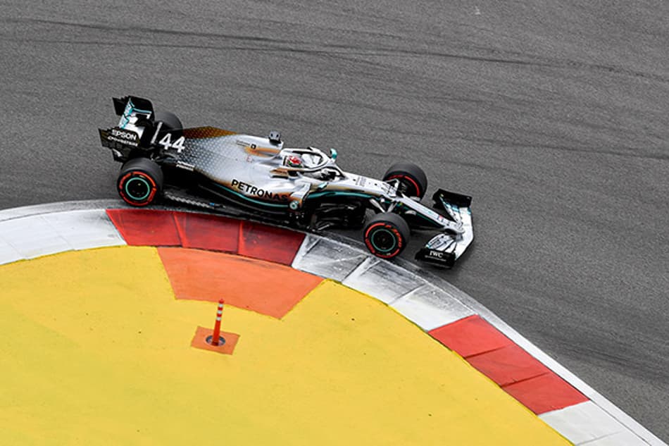 Toto Wolff diz que a Ferrari tem oito décimos de vantagem nas retas de Sochi