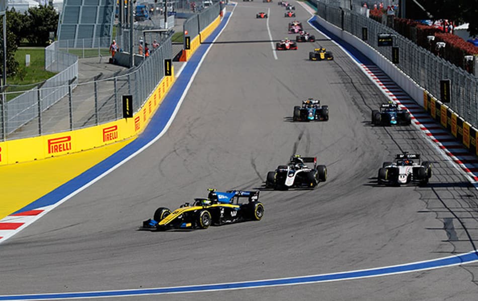 F2: Luca Ghiotto segura Nyck de Vries para vencer corrida marcada por bandeira vermelha na Rússia