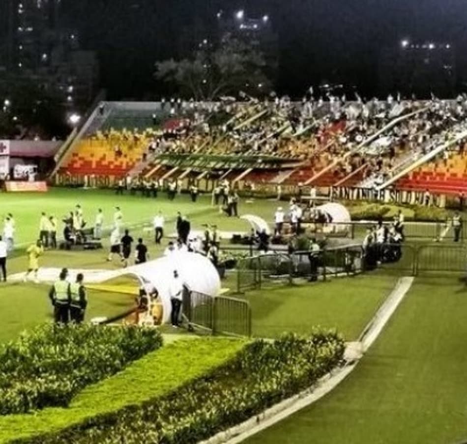Tragédia! Torcedor cai de arquibancada e morre na Colômbia
