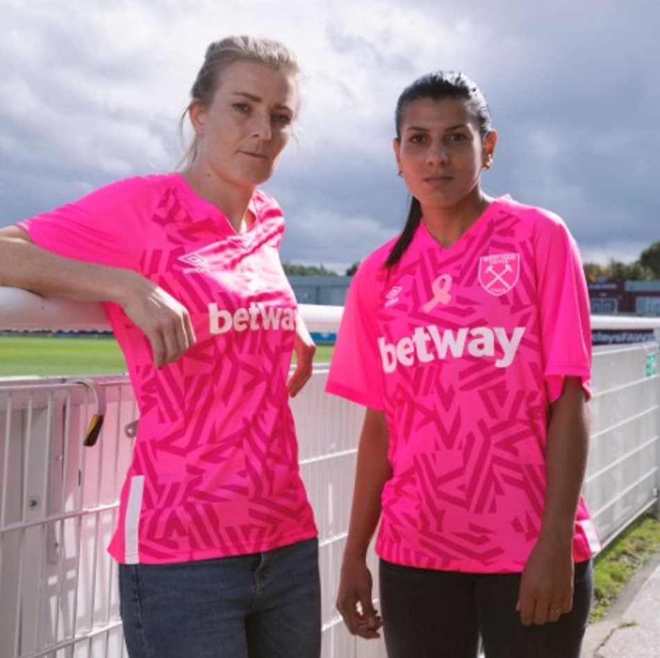 West Ham recebe camisa especial para o Outubro Rosa; saiba detalhes da novidade