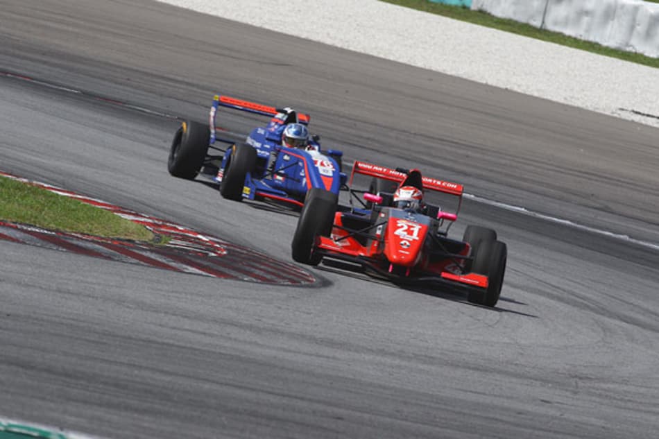 F-Renault Asiática: Bruno Carneiro sobe duas vezes ao pódio em Sepang