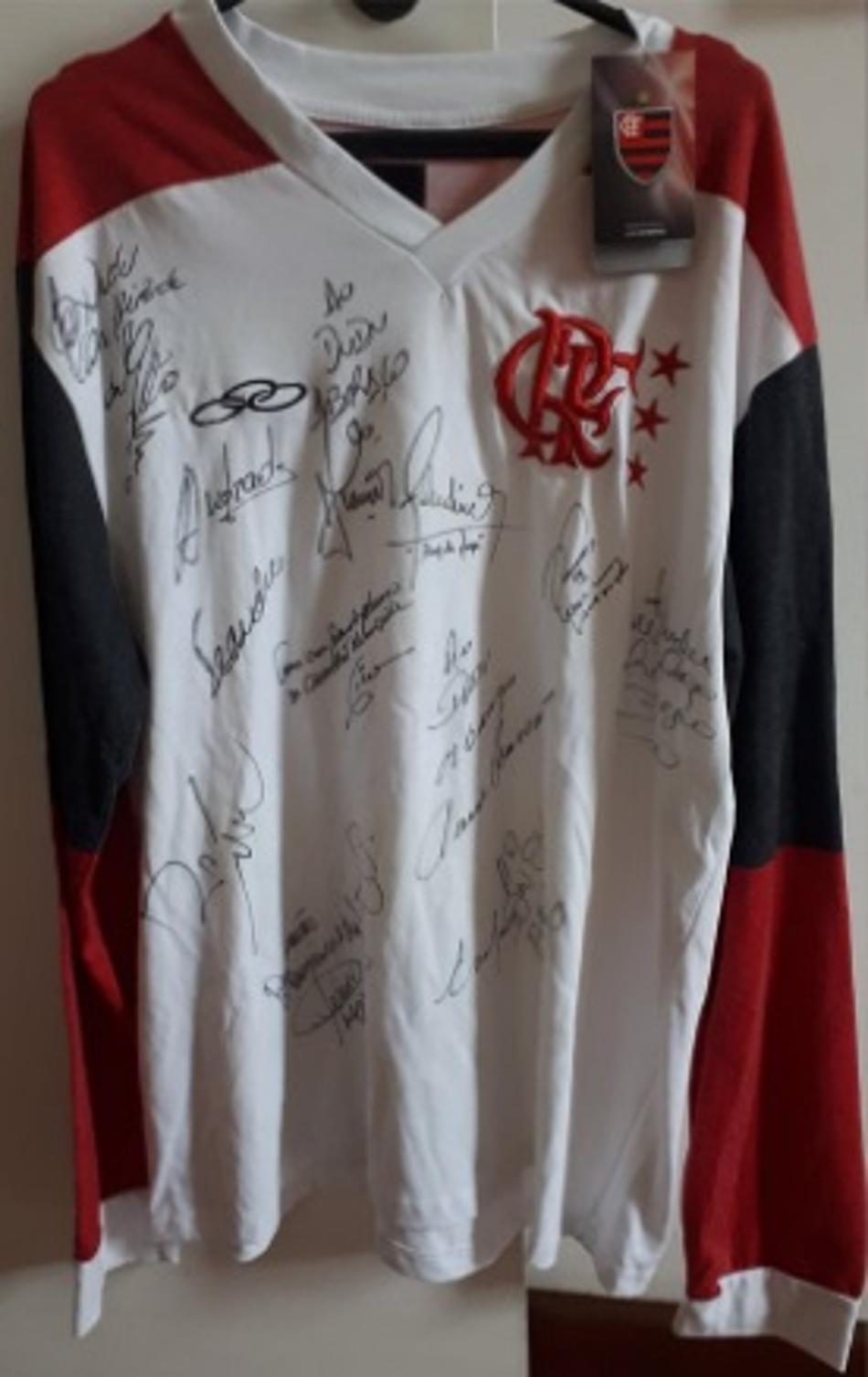 Camisa histórica do Flamengo é colocada à venda para reerguer clube de Petrópolis