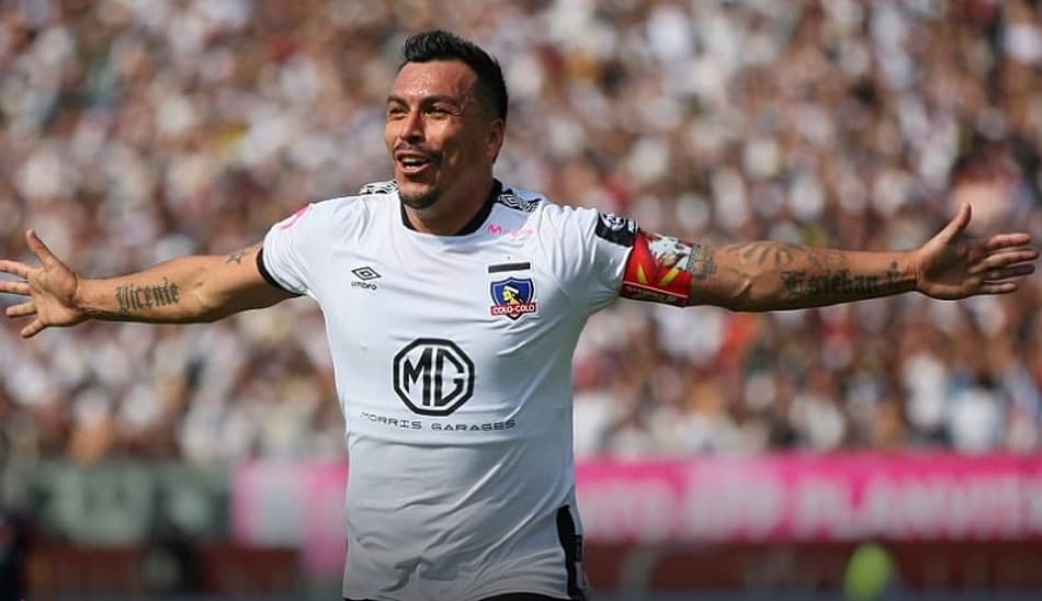Esteban Paredes prolonga o seu contrato com o Colo-Colo