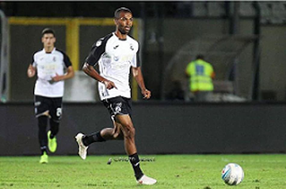 Meia ex-Internacional celebra começo de temporada na Itália