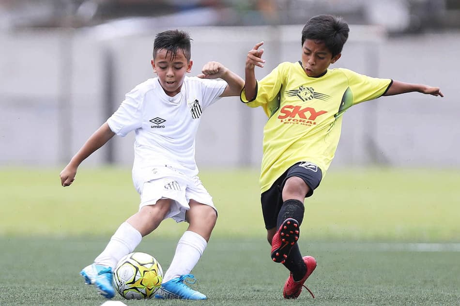 Rival do Santos na base esquece camisas no interior e usa uniformes improvisados