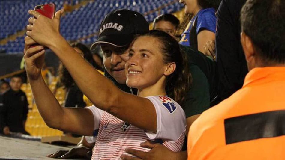 Durante selfie, torcedor comete assédio contra jogadora no México