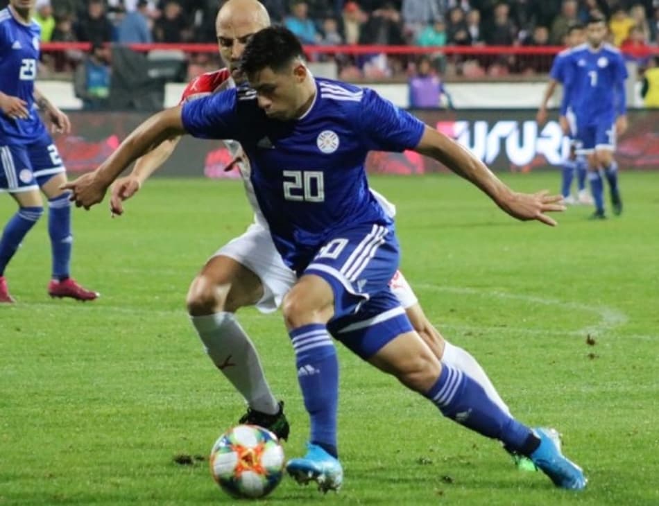 Com gol nos minutos finais, Sérvia bate o Paraguai em amistoso