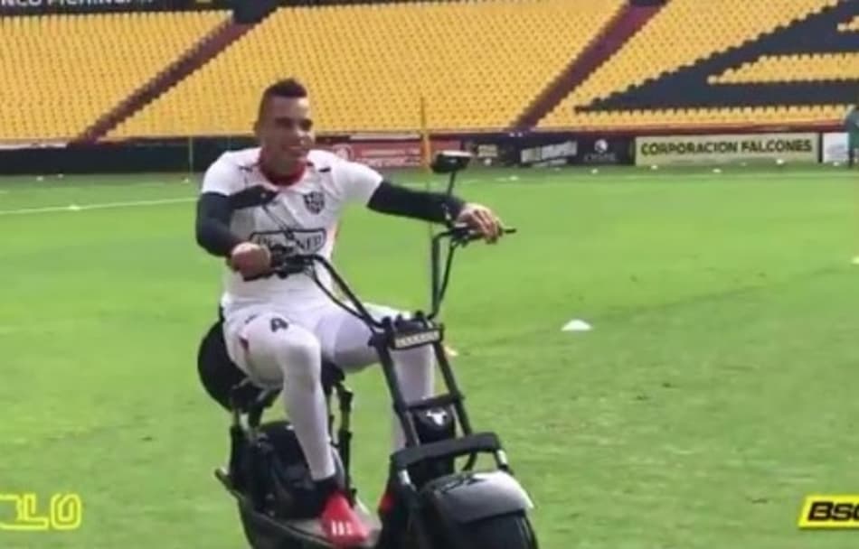 Ex-Inter, Jonatan Álvez chega de maneira inusitada ao treino no Barcelona; Assista