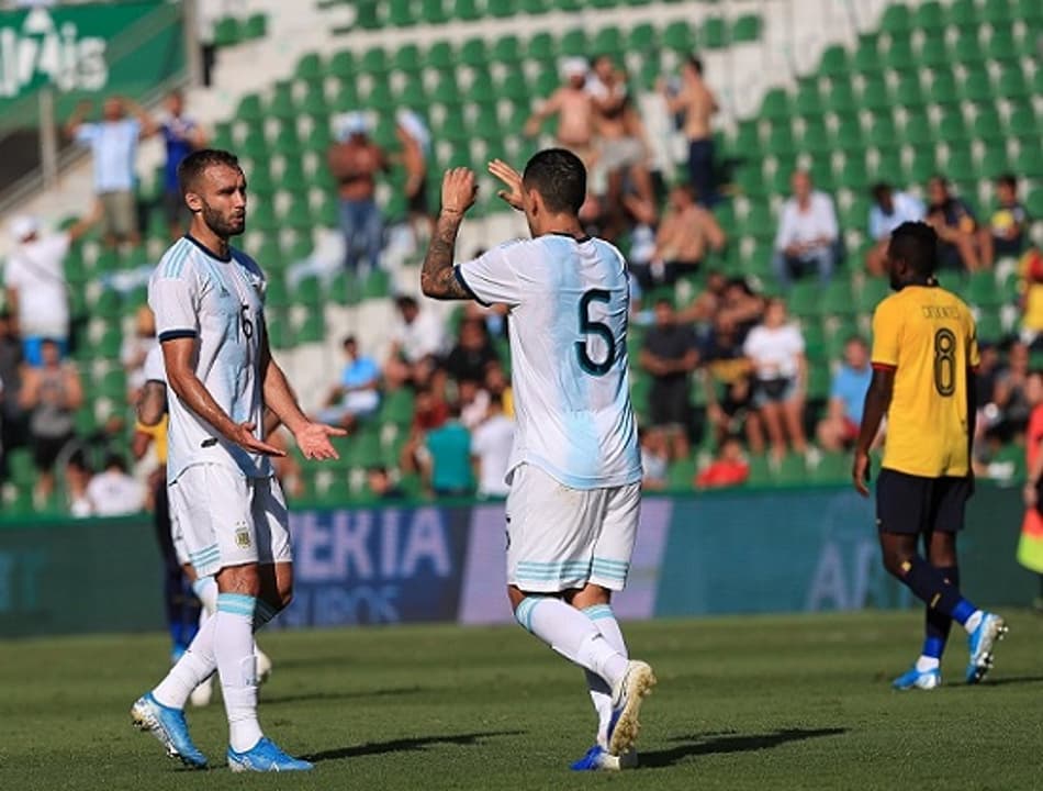 Diante de público pequeno, Argentina trucida o Equador em amistoso