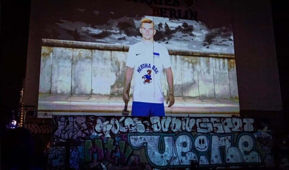 Hertha lança camisa em homenagem aos 30 anos da queda do Muro de Berlim