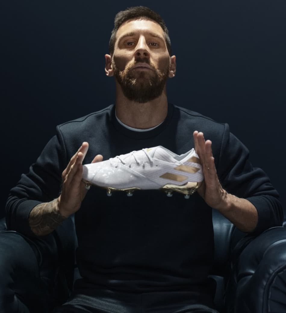 Messi recebe nova chuteira em celebração pelos 15 anos de primeiro jogo oficial