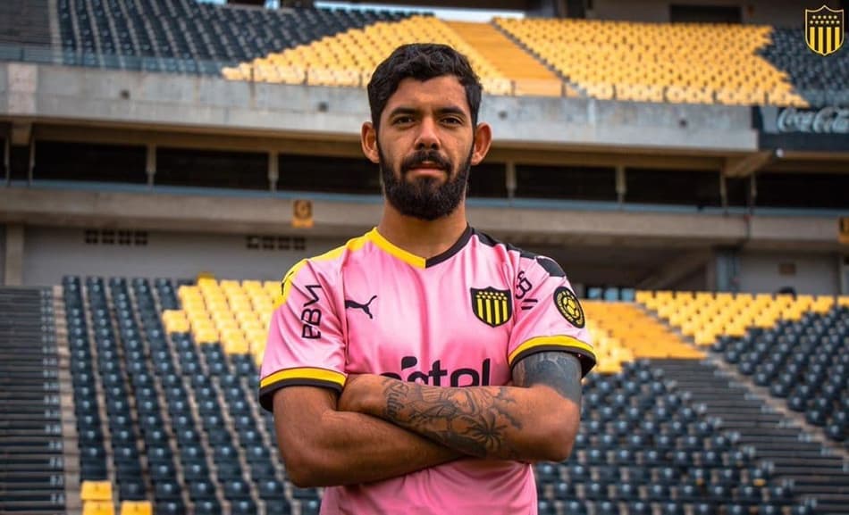 Torcedor sugere camisa ao Peñarol, recebe contato do clube e vê uniforme ser lançado