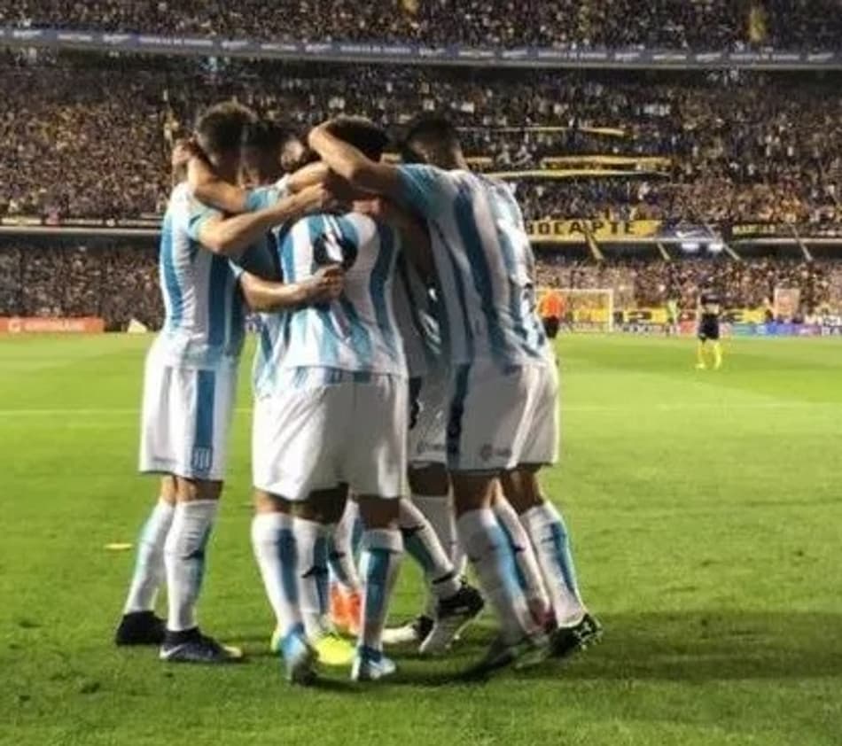 Goleiro 'lamenta' gol da própria equipe e viraliza na rede; Assista