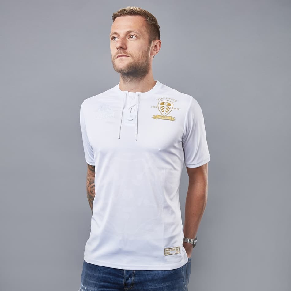 Leeds United lança camisa especial para o centenário e uniforme 3 da temporada