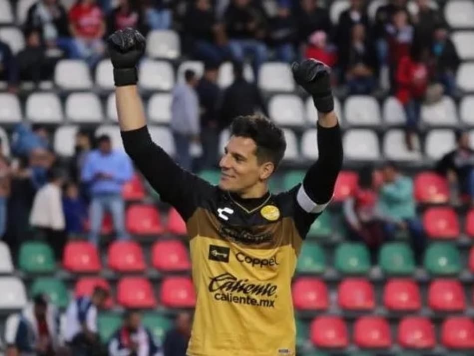 Após postagem polêmica na rede social, goleiro é despedido de clube; Confira