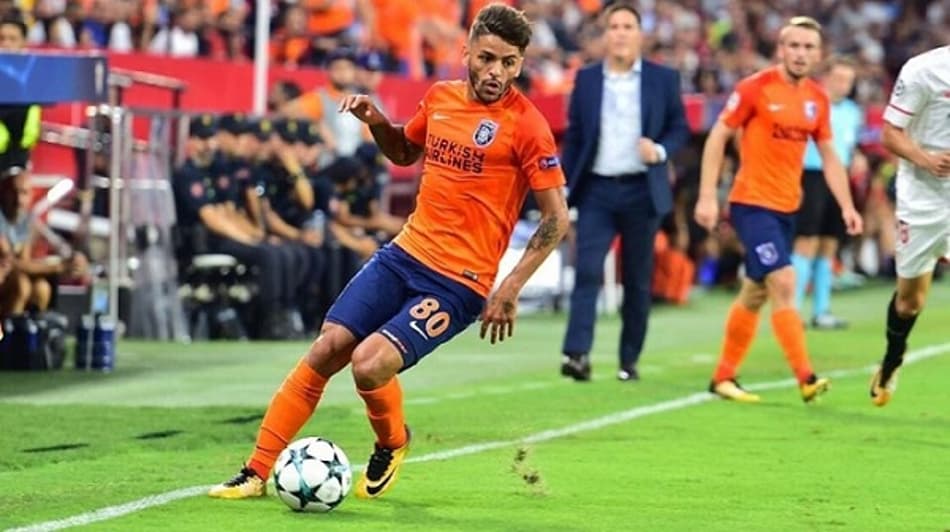 Júnior Caiçara comemora vitória na Liga Europa e projeta duelo pela ponta na Turquia
