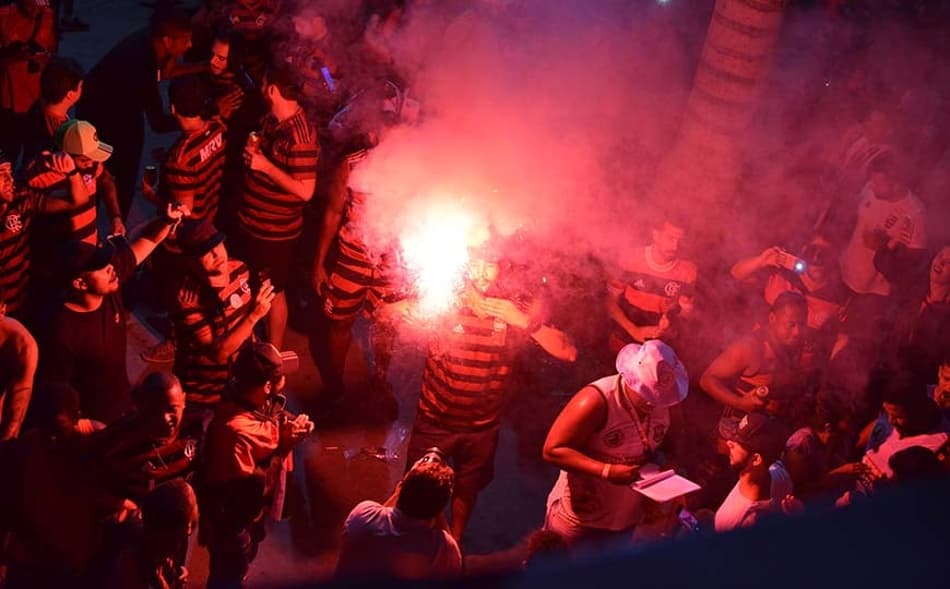 Pré-jogo! Torcida do Flamengo faz festa no Maracanã. Assista ao vídeo!