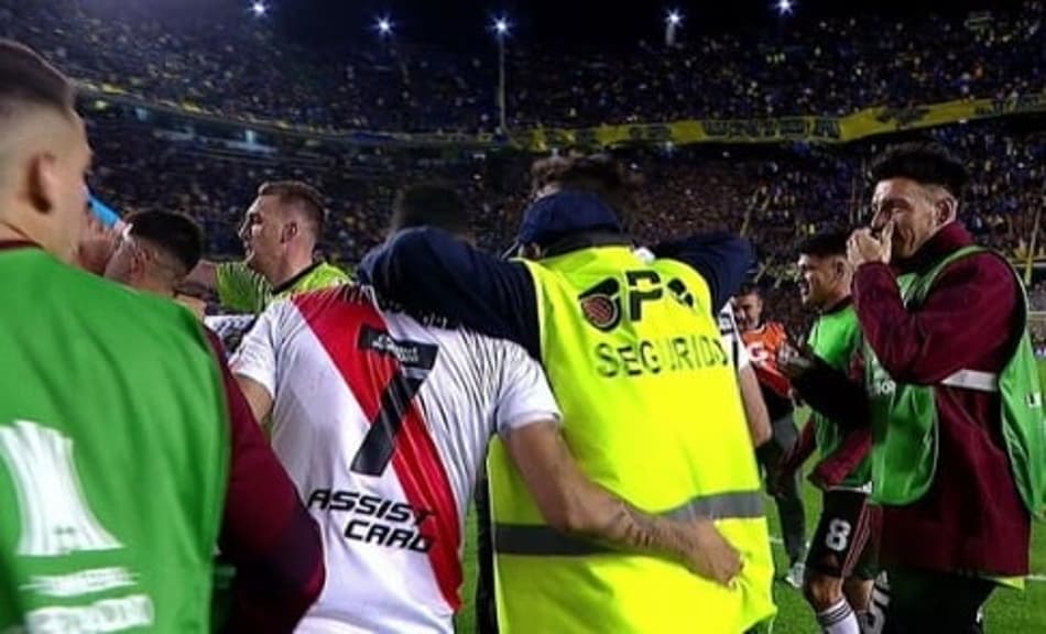 Segurança é demitido após comemorar a classificação do River no gramado da La Bombonera
