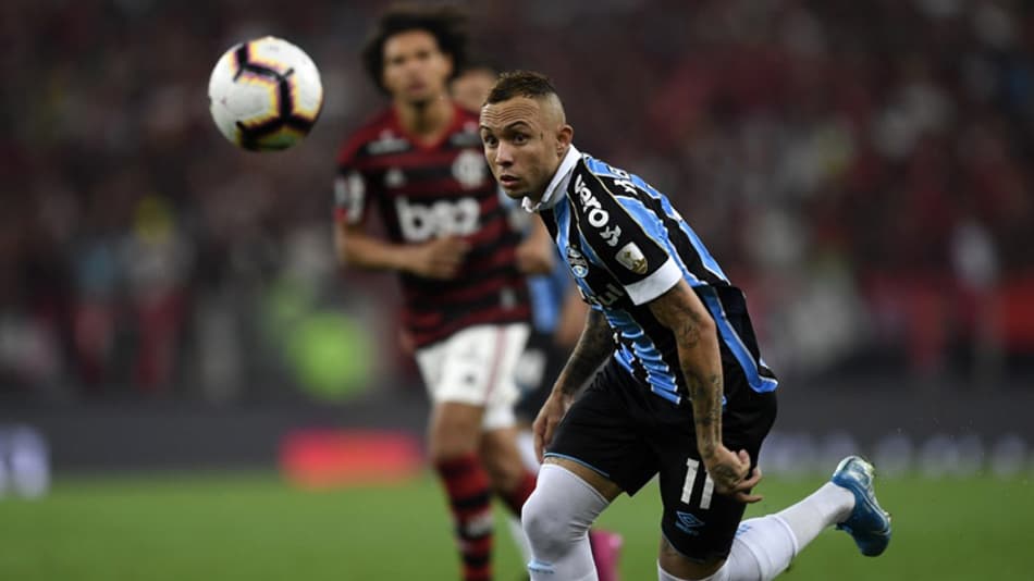 Em silêncio, elenco do Grêmio desembarca em Porto Alegre após eliminação na Libertadores