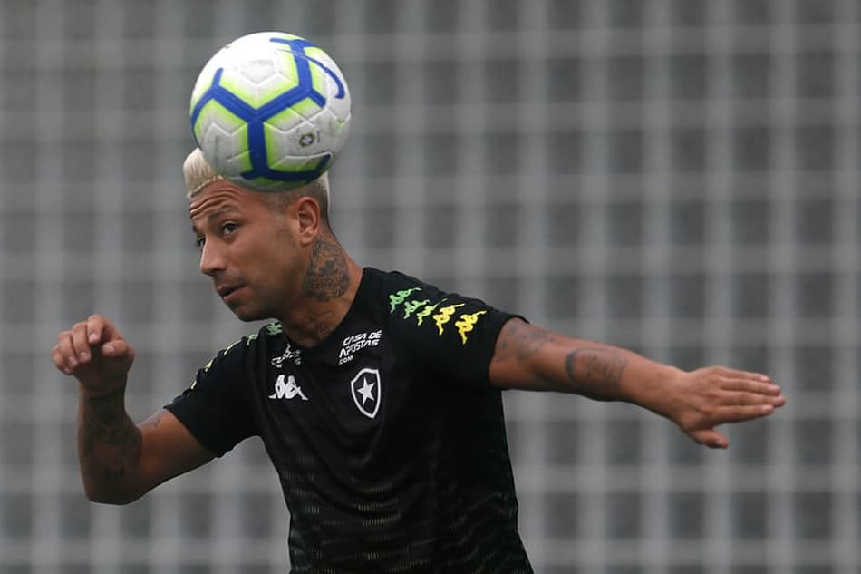 Em evolução, Leo Valencia tenta se firmar como titular no Botafogo