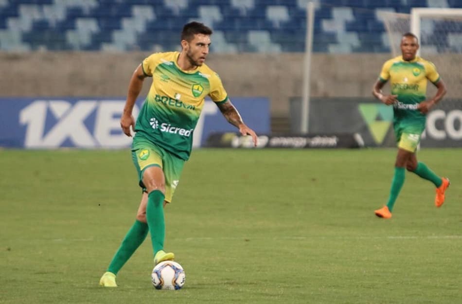 Lateral exalta jogo coletivo do Cuiabá para garantir a final da Copa Verde