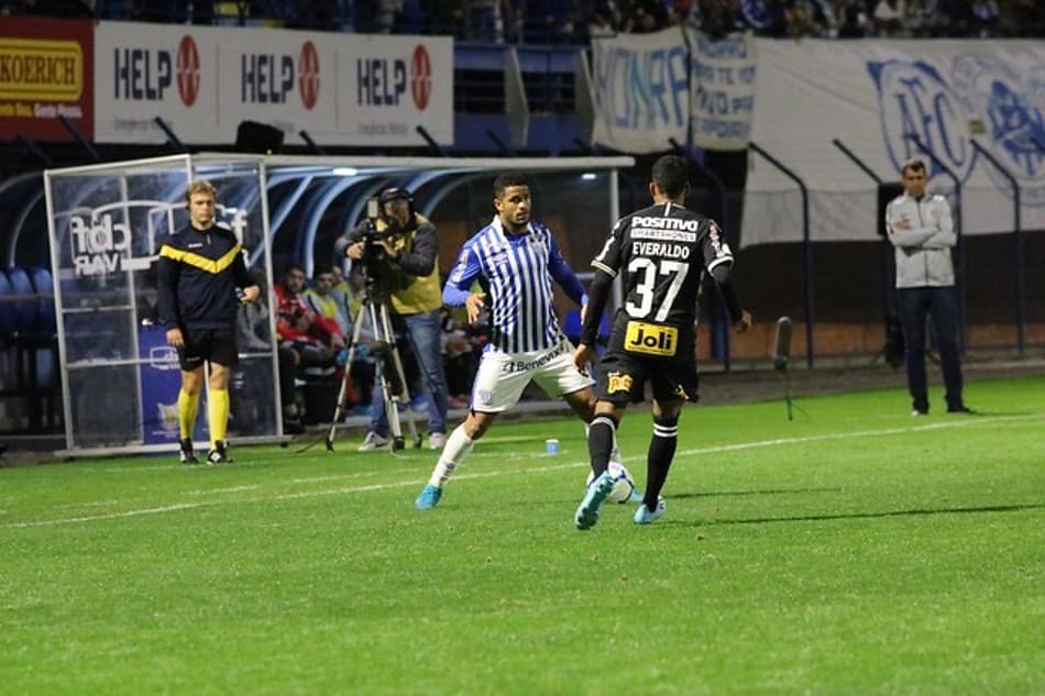 Lateral-direito Léo tem sido titular do Avaí neste Campeonato Brasileiro