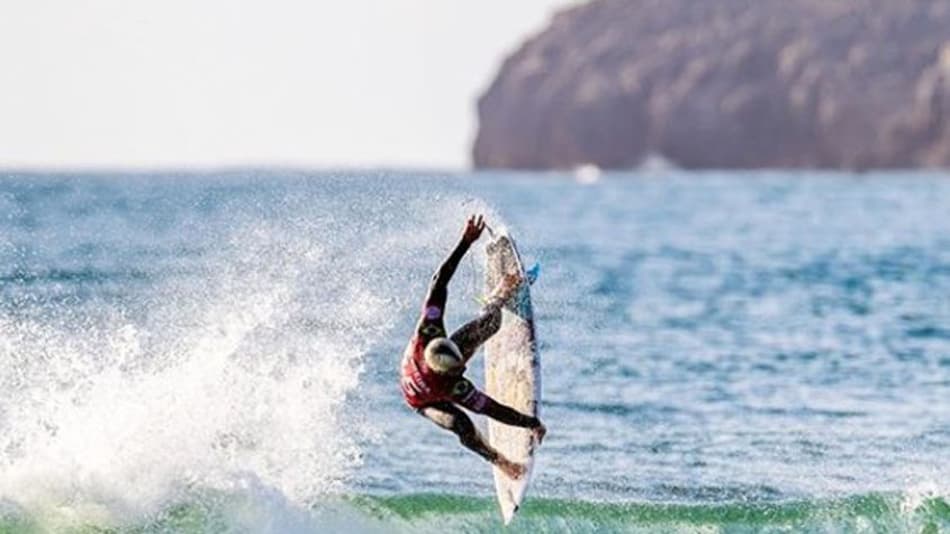 Ítalo Ferreira vence em Portugal com nota 10 e é o novo líder do Mundial