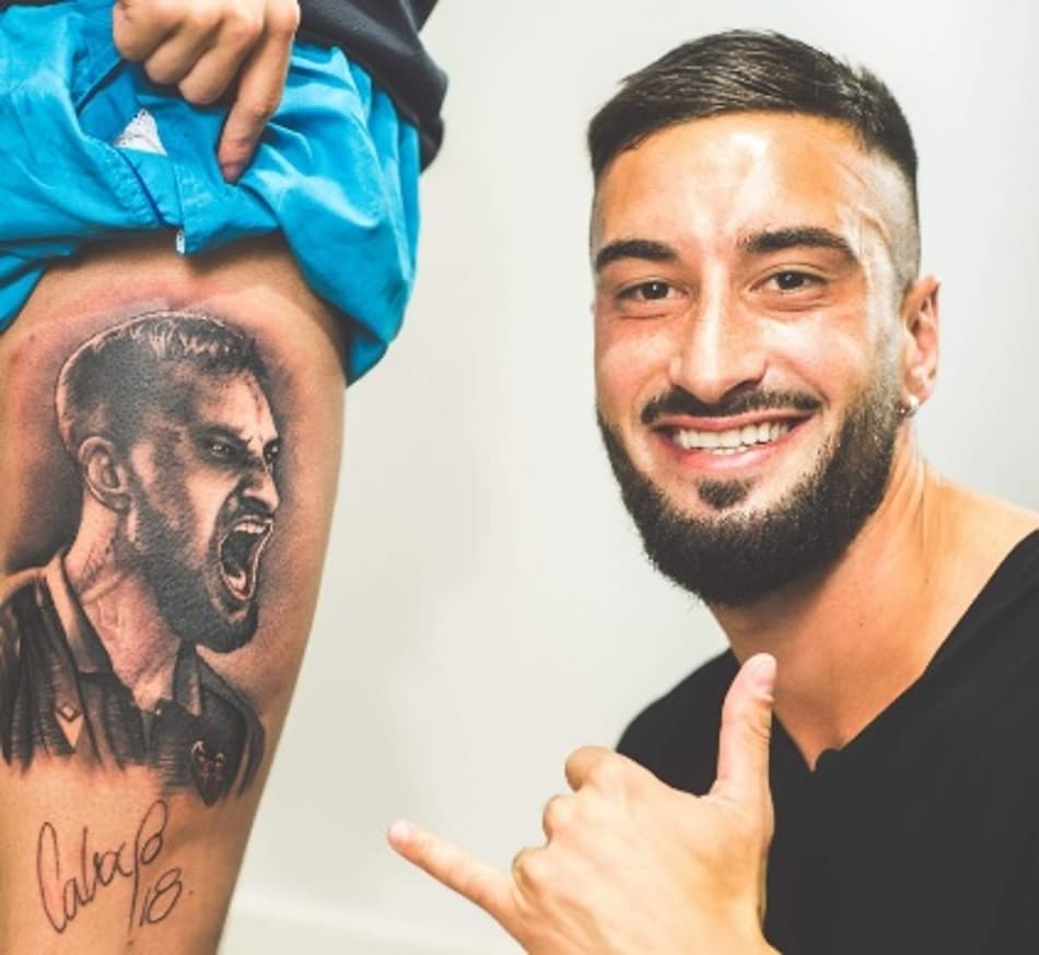 Torcedor tatua rosto de Erick Cabaco na perna e surpreende jogador