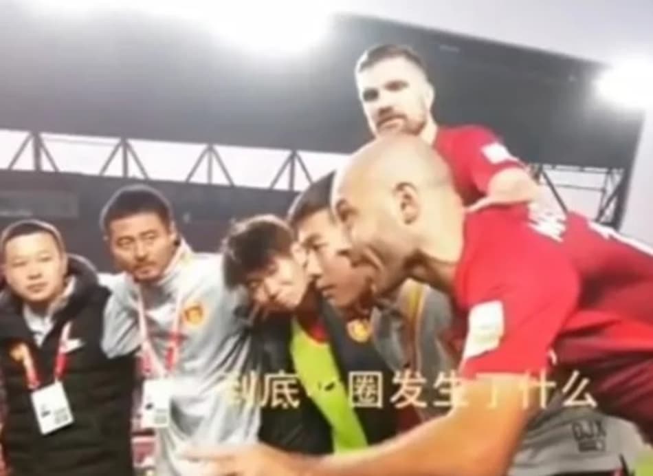 Na China, Mascherano chama a atenção em discurso motivacional com tradutor