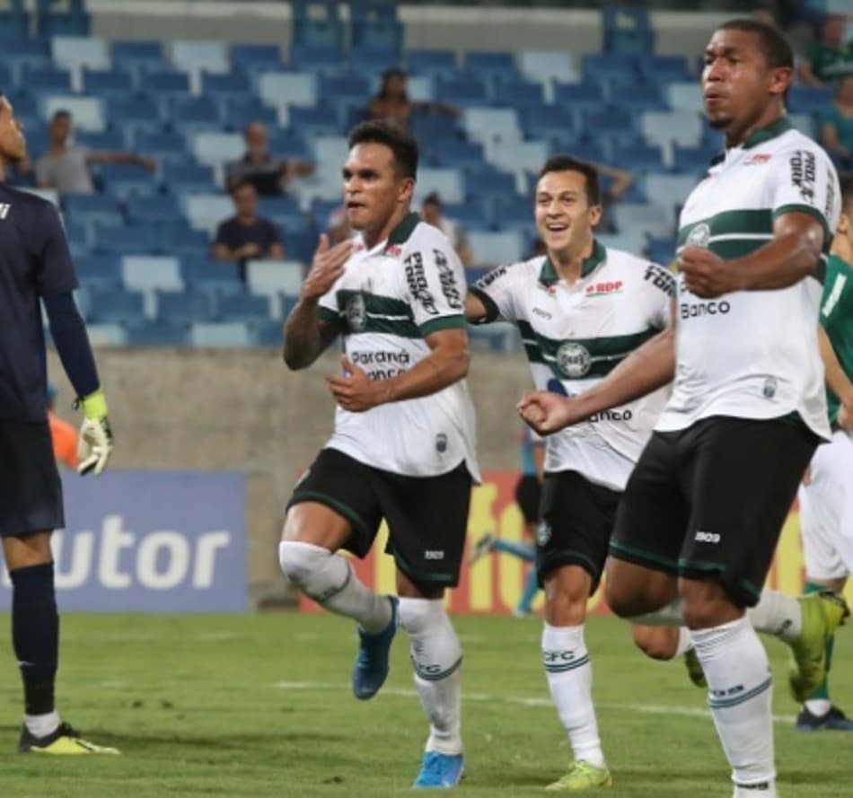 Robson anota gol pelo Coritiba e liga sinal de alerta na luta pelo acesso