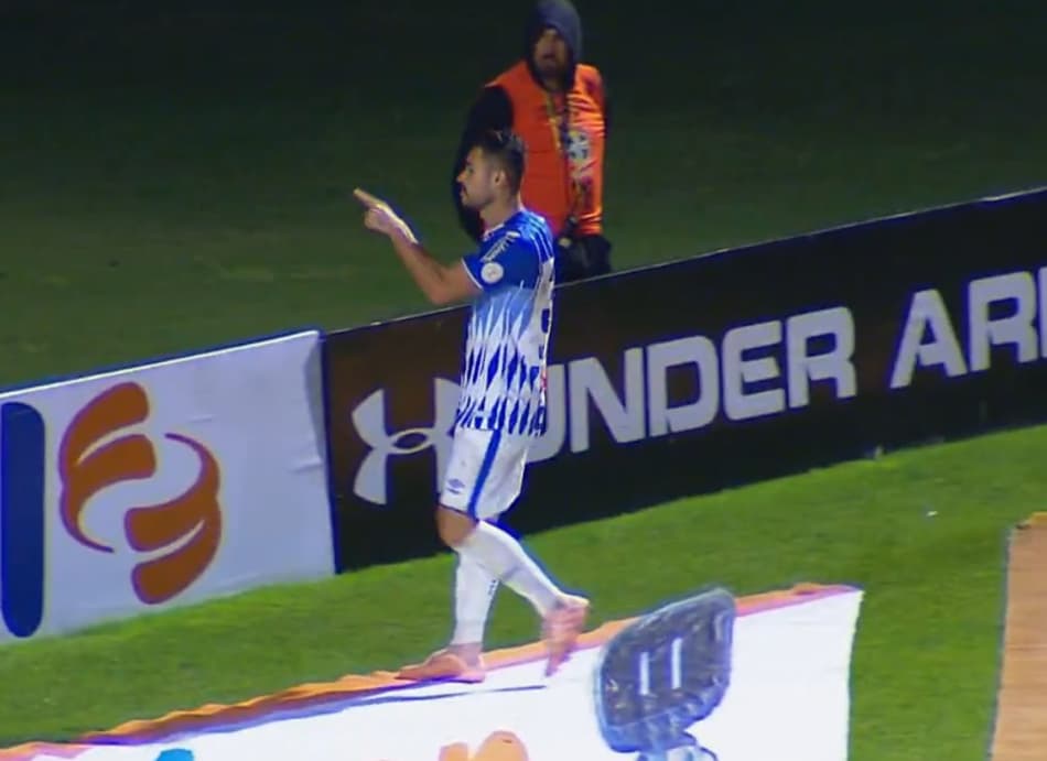 Vinícius Araújo tenta manter a esperança de salvação do Avaí