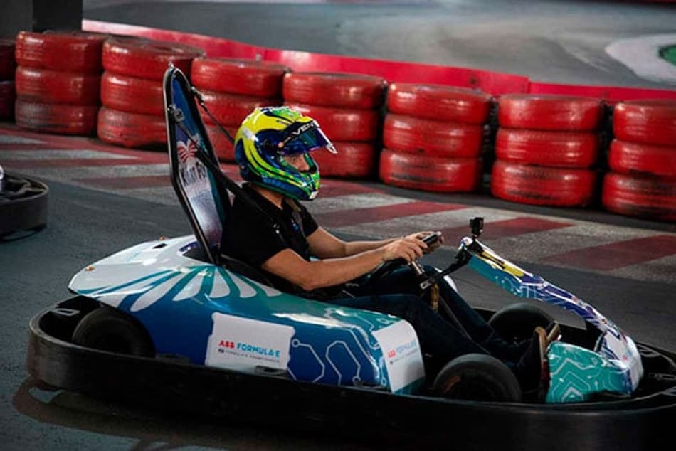 Felipe Massa disputa corrida de karts elétricos em tour promocional da Fórmula E