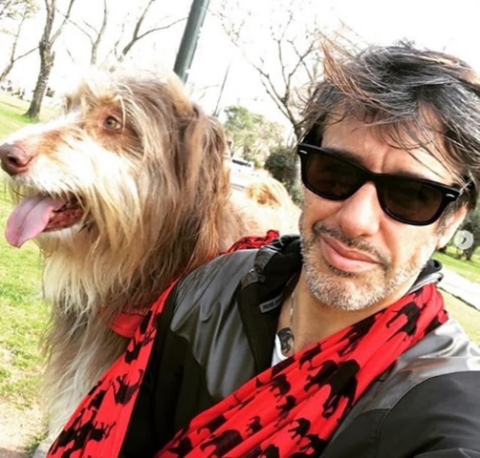 Em comemoração de gol, torcedor beija seu cachorro nas arquibancadas