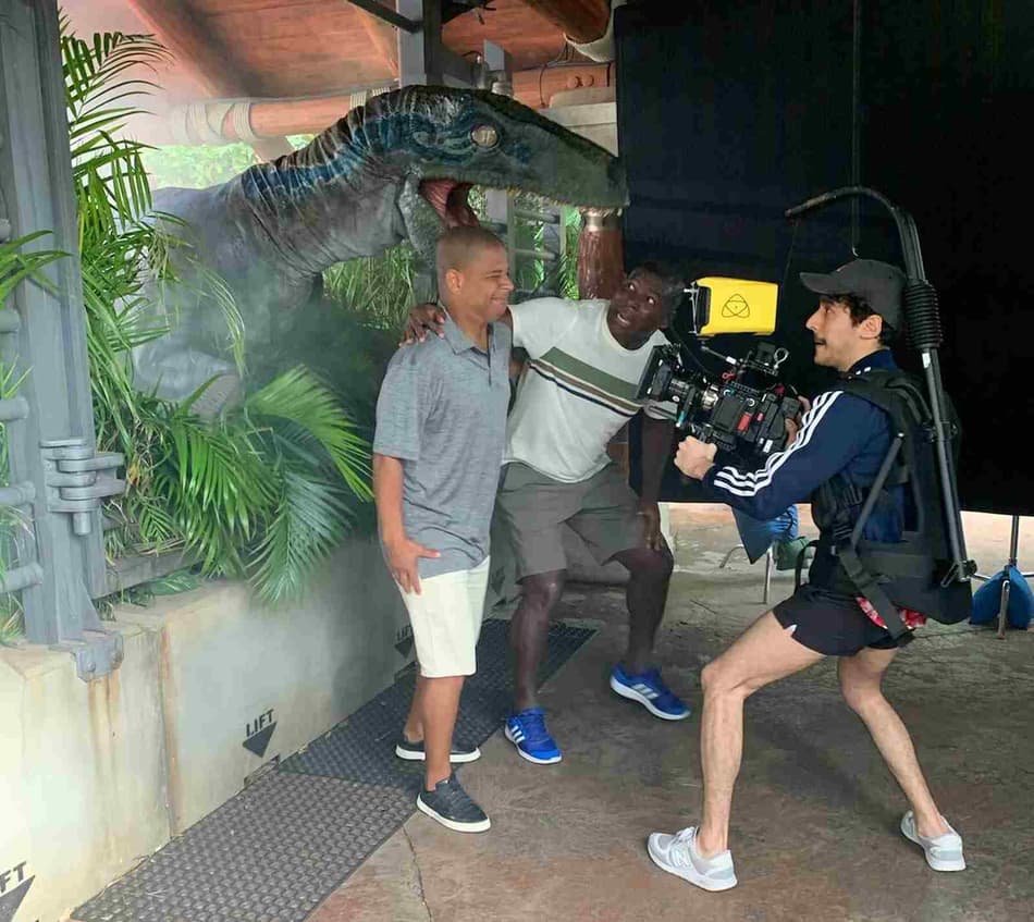 Dinossauro ‘assusta’ Marcelinho Carioca e Cléber em torneio de lendas