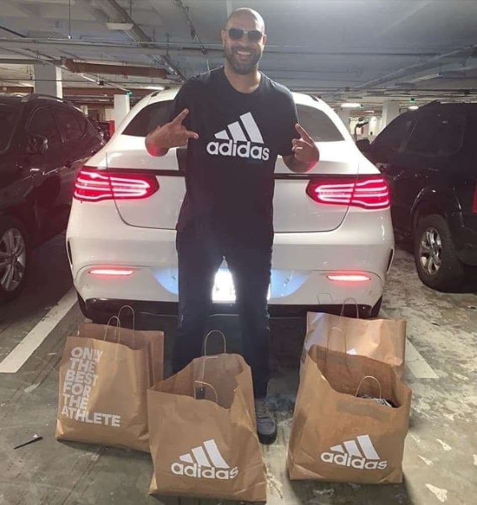Adriano vira diretor da Adidas; primeira ação será lançar camisas de Fla e São Paulo