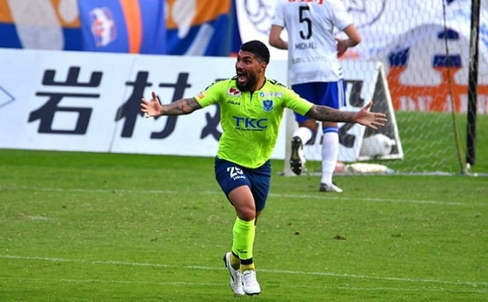 Brasileiro celebra primeiro gol como profissional: 'Emoção muito grande'