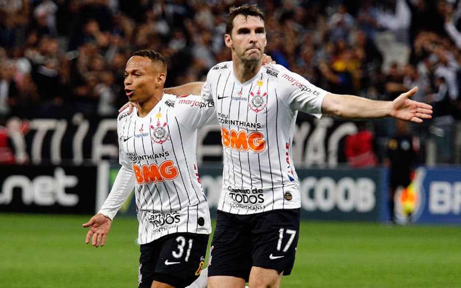 Ao lado de Janderson, Boselli celebra um de seus dois gols nesta quarta-feira