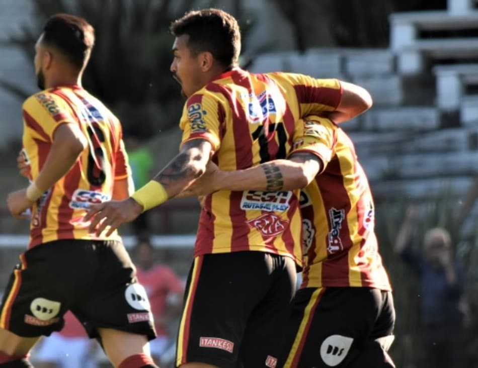Zebra assume a liderança do Uruguaio; Peñarol segue na cola