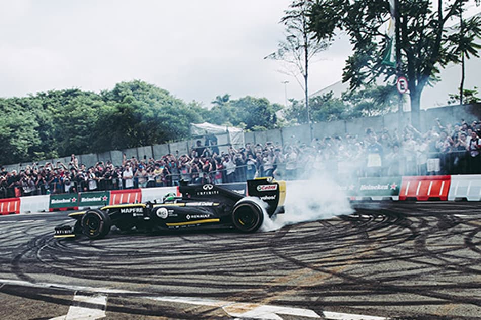 Homenagem a Ayrton Senna com grandes carros e pilotos emociona público em São Paulo