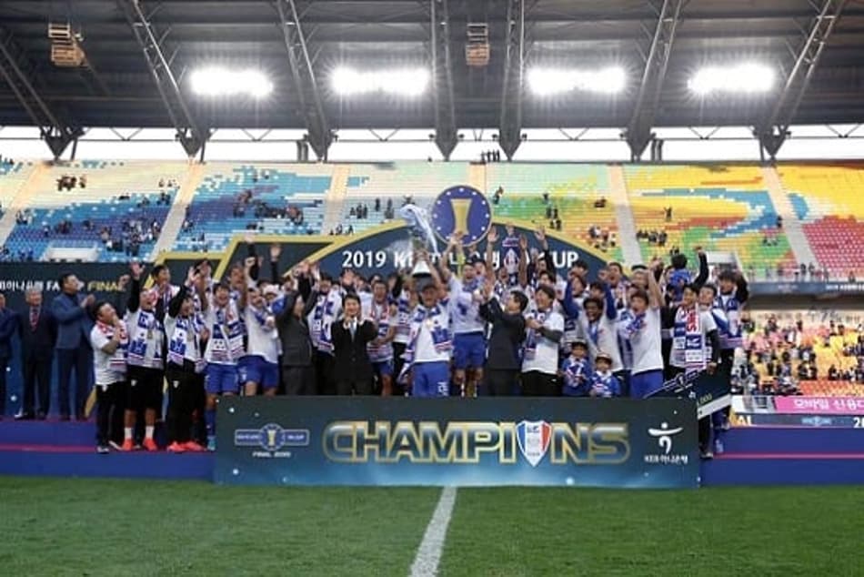 Waguininho comemora título do Suwon Bluewings na Copa da Coreia