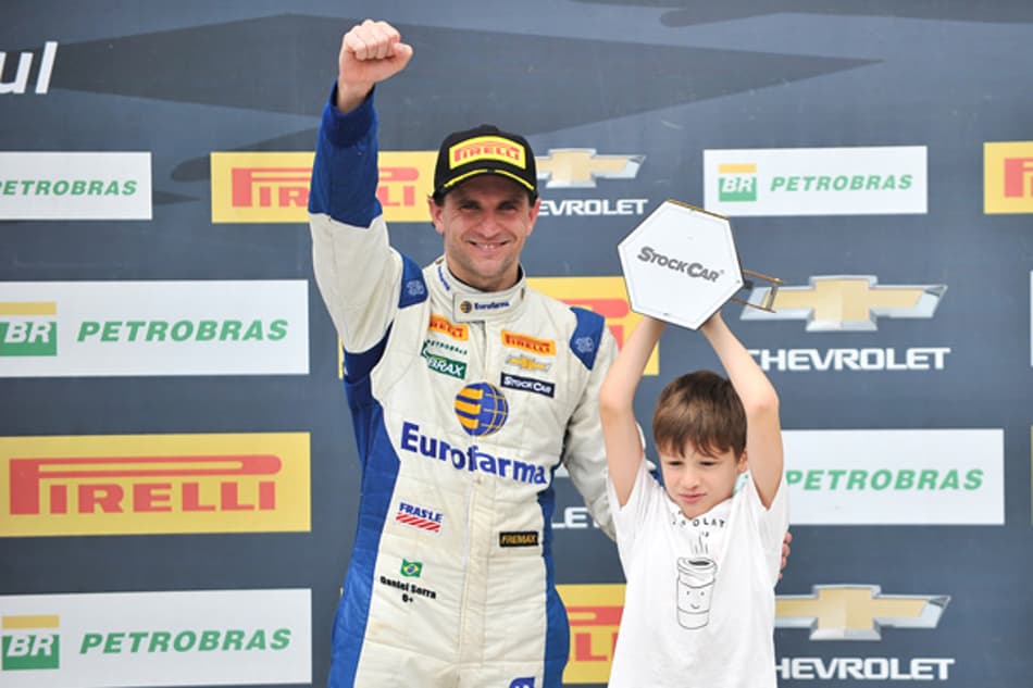 Camilo vence em Interlagos, mas Serra garante o tricampeonato da Stock Car