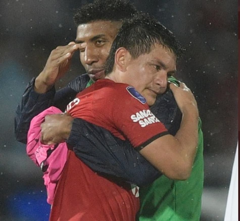 Time do Colón tem gesto surpreendente após derrota na final da Sul-Americana