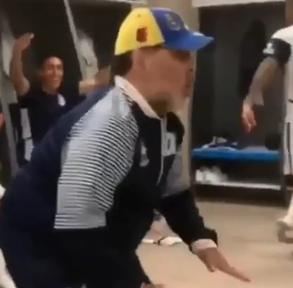 Maradona dá show e baila em comemoração do Gimnasia La Plata