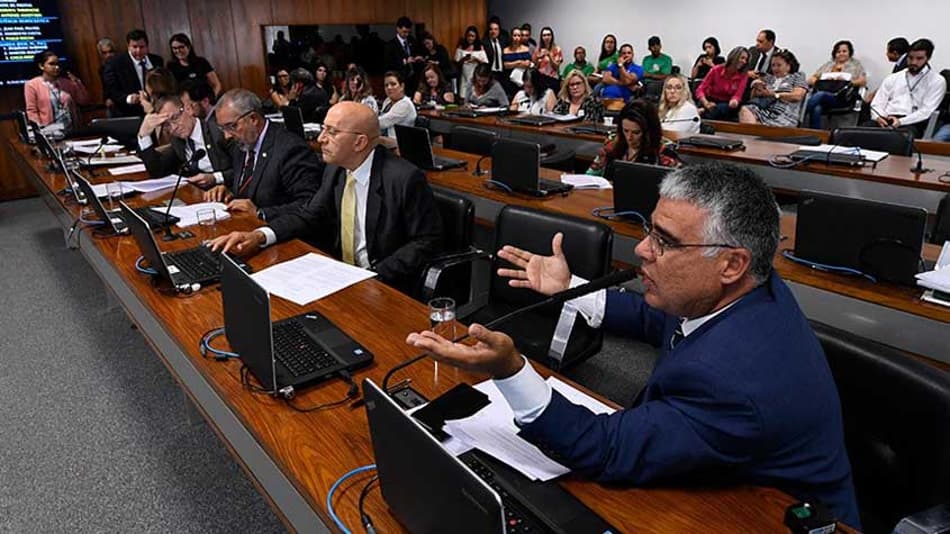 Comissão do Senado aprova punição dura para oferta ou venda de bebida alcoólica em estádios