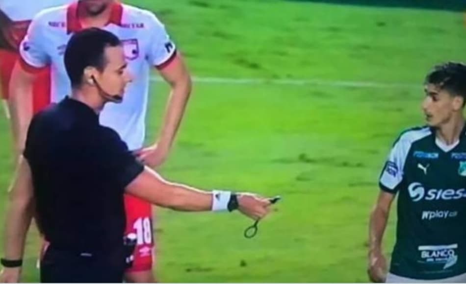 Árbitro se irrita com reclamação e entrega apito para jogador; Confira