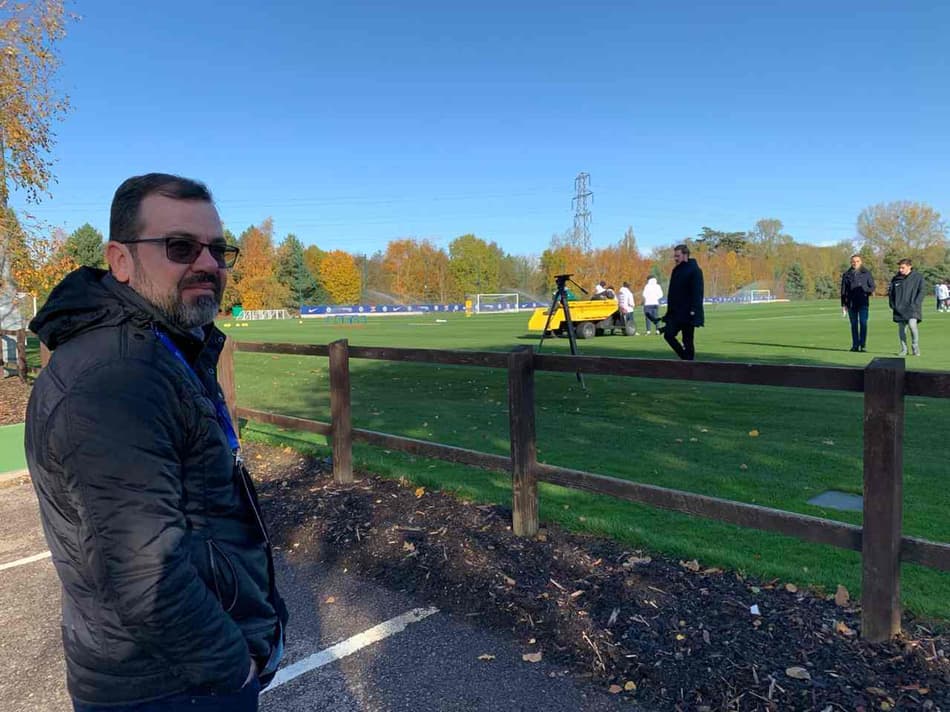 Sem clube, técnico Enderson Moreira faz tour pelo futebol europeu